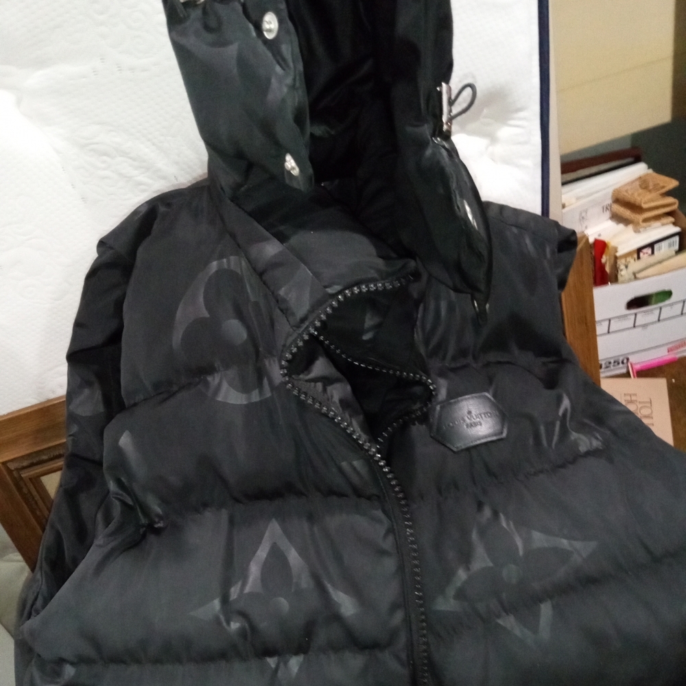Louis Vuitton puffer vest black men's size large